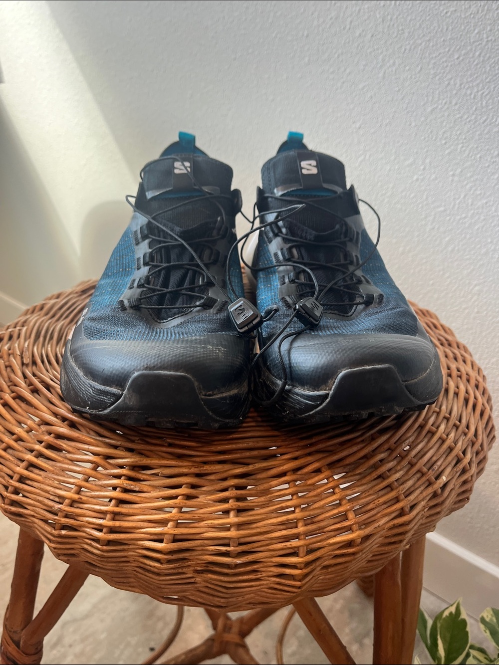Salomon   Men’s Black and Blue Trail Athletic Sneakers